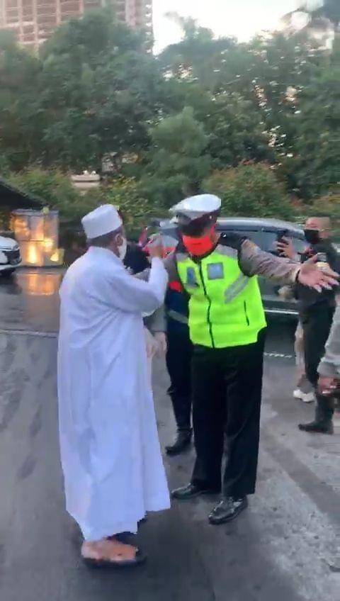 Seorang pria bergamis ngeyel masuk ke Surabaya. Dok.IDN Times/Istimewa