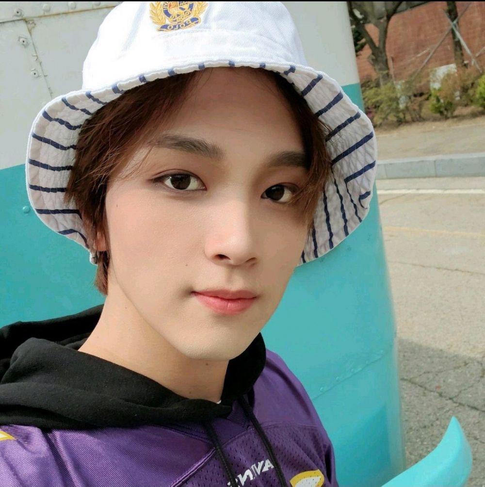 10 Potret Pesona Haechan NCT Kenakan Bucket Hat, Kece Badai!