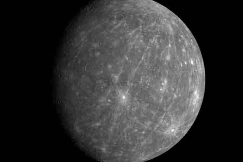 Salah satu citra yang dikirim dari penerbangan kedua pesawat MESSENGER milik NASA melintasi Planet Merkurius (Dok. Johns Hopkins University)