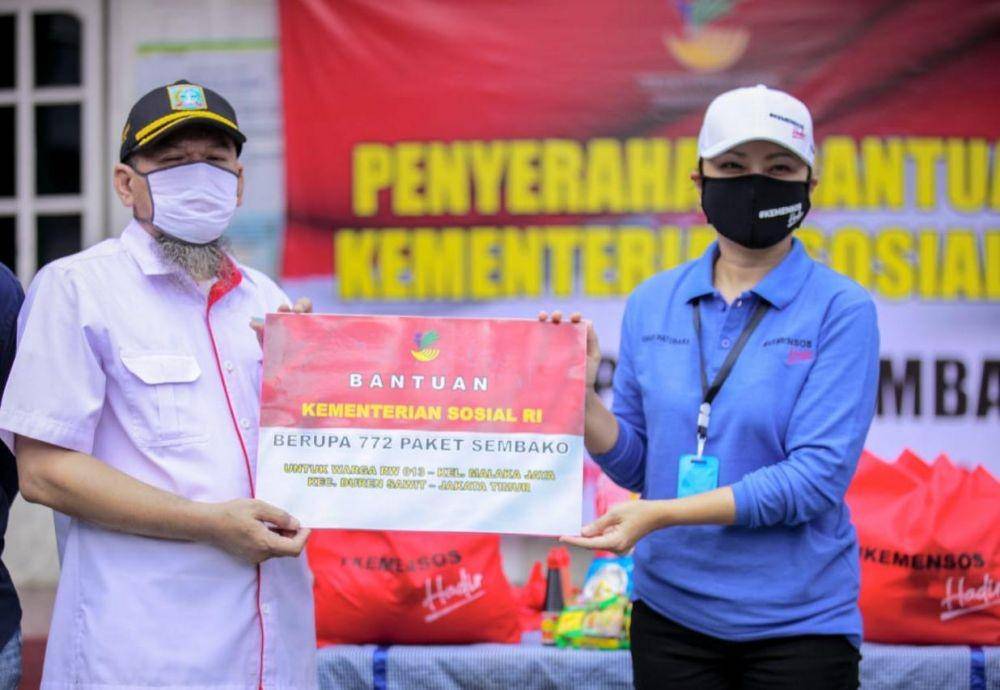 Kemensos menyalurkan bansos sembako di Duren Sawit, Jakarta Timur. (Doc. Kemensos)