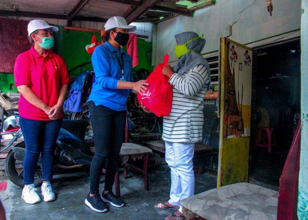 Grace Batubara, menyalurkan bantuan sosial (bansos)/ dok Kemensos