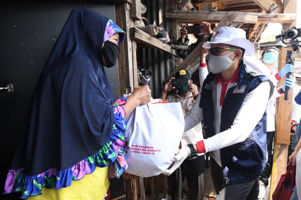Sandiaga beri sembako ke kuli panggul dan buruh cuci terimbas cov