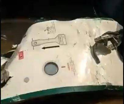 Foto serpihan badan pesawat Pakistan Airlines yang jatuh di pemukiman warga (Twitter/@Zayyn007)