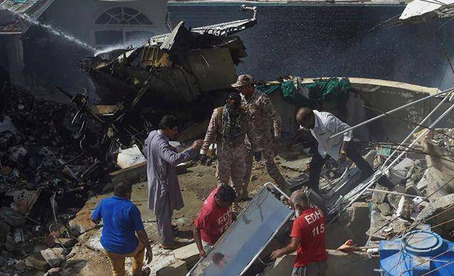 (Pesawat Pakistan International Airlines yang jatuh di pemukiman warga di Karachi) www.ndtv.com