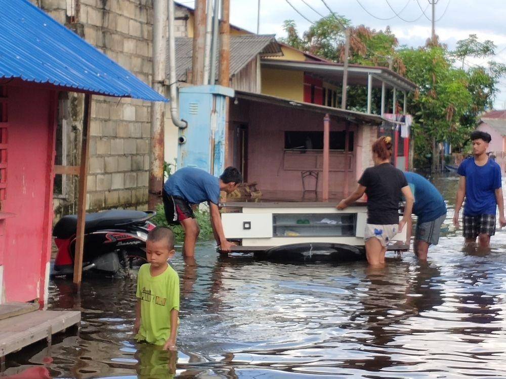 Perabotan rumah tangga tak ketinggalan diungsikan agar tak rusak setelah banjir Samarinda mereda. (IDN Times/Istimewa)