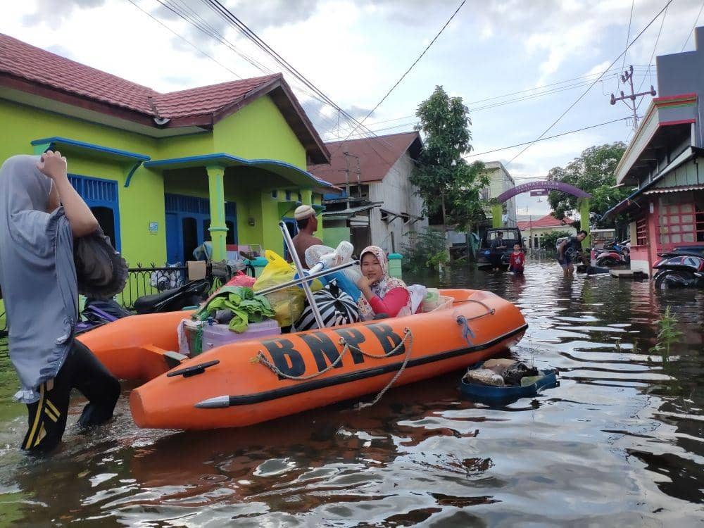 Secara swadaya, warga di Samarinda perlahan mulai mengungsi dari terjangan banjir. (IDN Times/Istimewa)