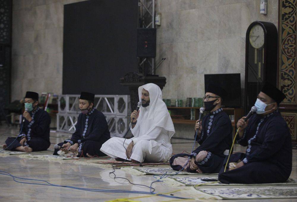 Imam Masjid Agung Sunda Kelapa menggemakan takbir malam Idulfitri 1 Syawal 1441 H secara daring di ruang utama Masjig Agung Sunda Kelapa, Jakarta, Sabtu (23/5/2020). Gelaran takbir secara virtual tersebut dilakukan untuk mendukung penerapan Pembatasan Sosial Berskala Besar (PSBB) yang masih berlaku di Jakarta. (ANTARA FOTO/Reno Esnir)