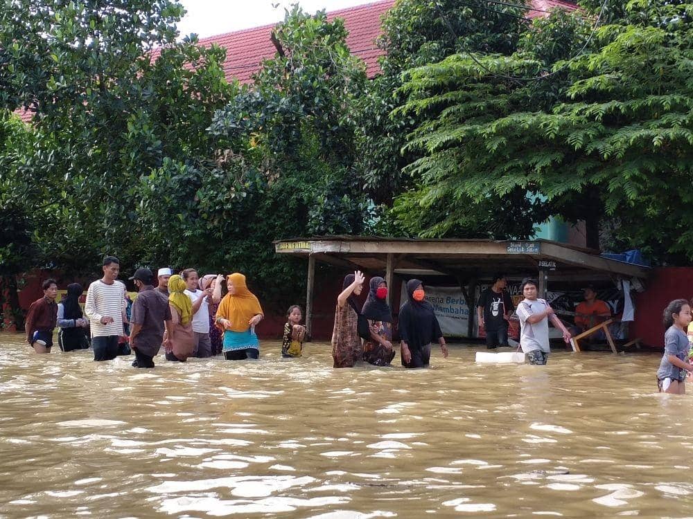 Warga di Jalan Ahmad Yani terlihat berduyun-duyun keluar meninggalkan kediaman mereka lantaran air yang semakin meninggi. (IDN Times/Istimewa)