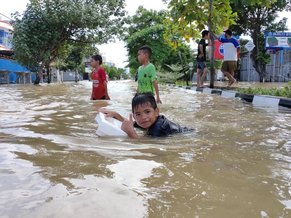 Meski banjir memperburuk keadaan, namun anak-anak di Samarinda tetap menyambutnya dengan suka cita. (IDN Times/Istimewa)