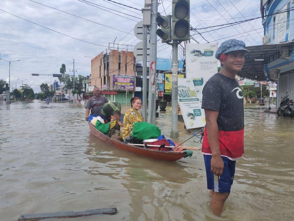 Basri warga terdampak memilih memungsi bersama keluarga menggunakan perahu. (IDN Times/Istimewa)