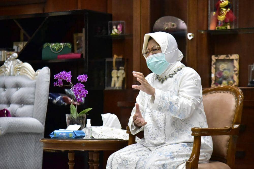 Wali Kota Surabaya, Tri Rismaharini saat halal bihalal online di rumah dinasnya, Minggu (24/5). (Dok. Humas Pemkot Surabaya).