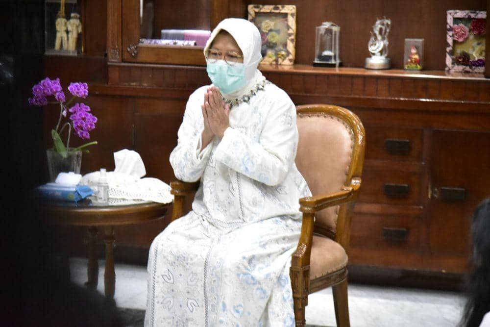 Wali Kota Surabaya, Tri Rismaharini saat halal bihalal online di rumah dinasnya, Minggu (24/5). (Dok. Humas Pemkot Surabaya).