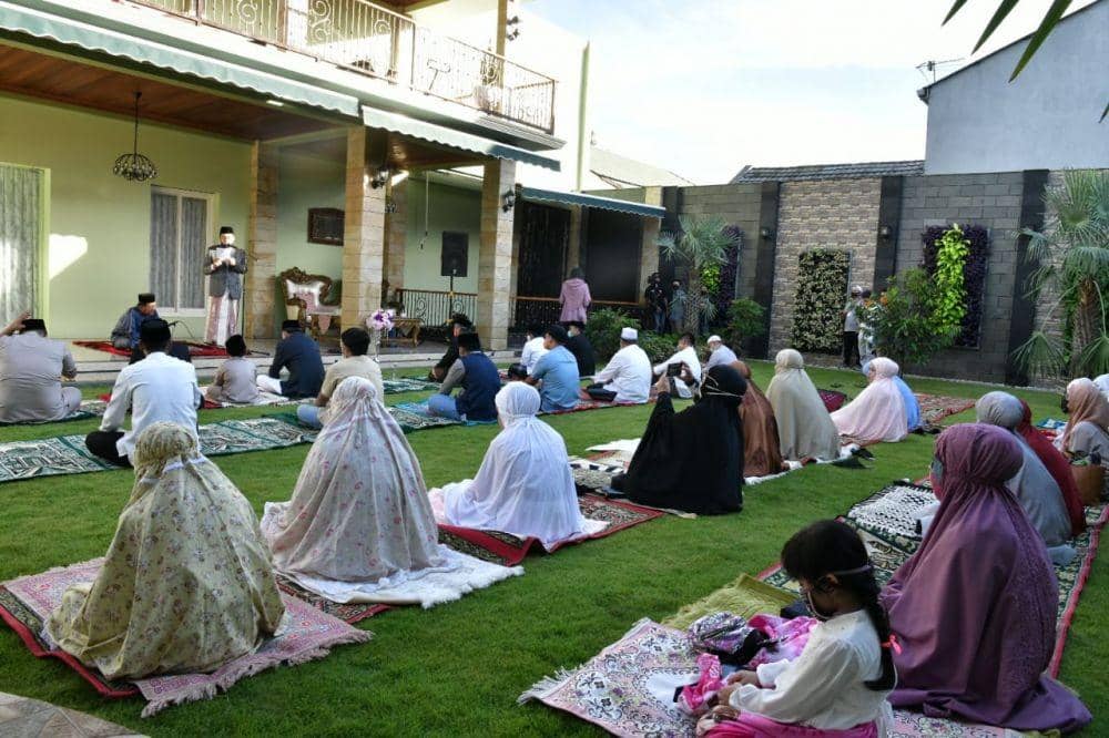 Suasana salat Idulfitri di kediaman pribadi Gubernur Sulsel Nurdin Abdullah, Minggu (24/5). Humas Pemprov Sulsel