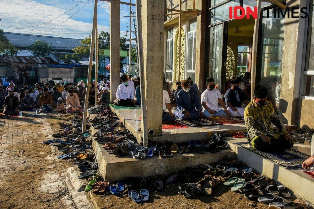 Ruangan masjid tidak mampu menampung jumlah jemaah. Indra Abriyanto untuk IDN Times
