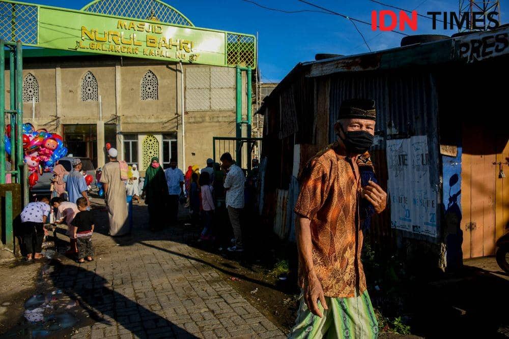 Warga berjalan pulang setelah melaksanakan salat berjemaah. Indra Abriyanto untuk IDN Times