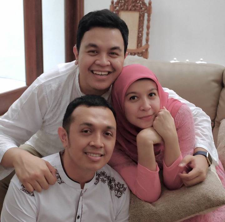 Kebersamaan Tulus dengan kedua kakak kandungnya (instagram.com/tulusm)