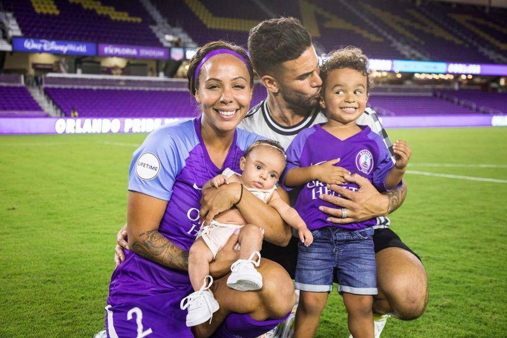 instagram.com/sydneyleroux