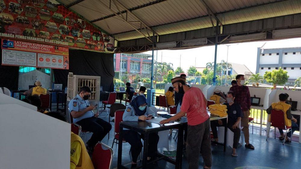 [FOTO] Napi Lapas Cipinang Lepas Rindu di Hari Raya dengan Video Call