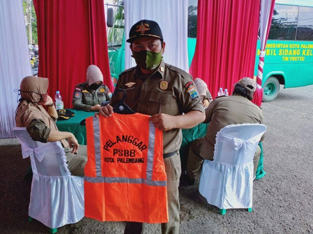 Rompi oranye untuk pelanggar PSBB di Palembang (IDN Times/Istimewa)