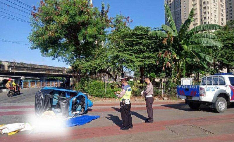 Korban kecelakaan terjadi antara Bus Transjakarta dengan Bajaj di Persimpangan Lodan Raya, Pademangan, Jakarta Utara, Senin (25/5/2020) (ANTARA/Humas Polres Jakarta Utara)
