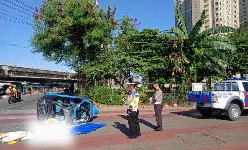 Korban kecelakaan terjadi antara Bus Transjakarta dengan Bajaj di Persimpangan Lodan Raya, Pademangan, Jakarta Utara, Senin (25/5/2020) (ANTARA/Humas Polres Jakarta Utara)
