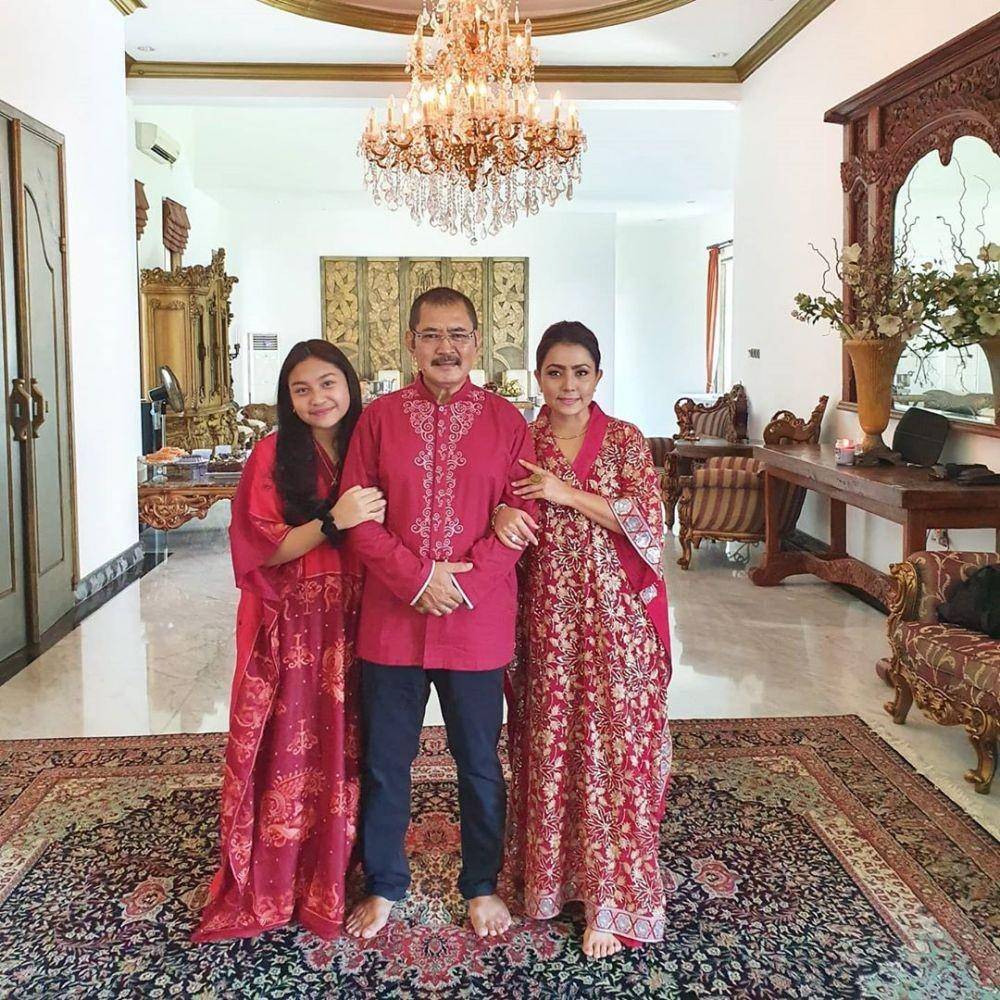 instagram.com/mayangsaritrihatmodjoreal