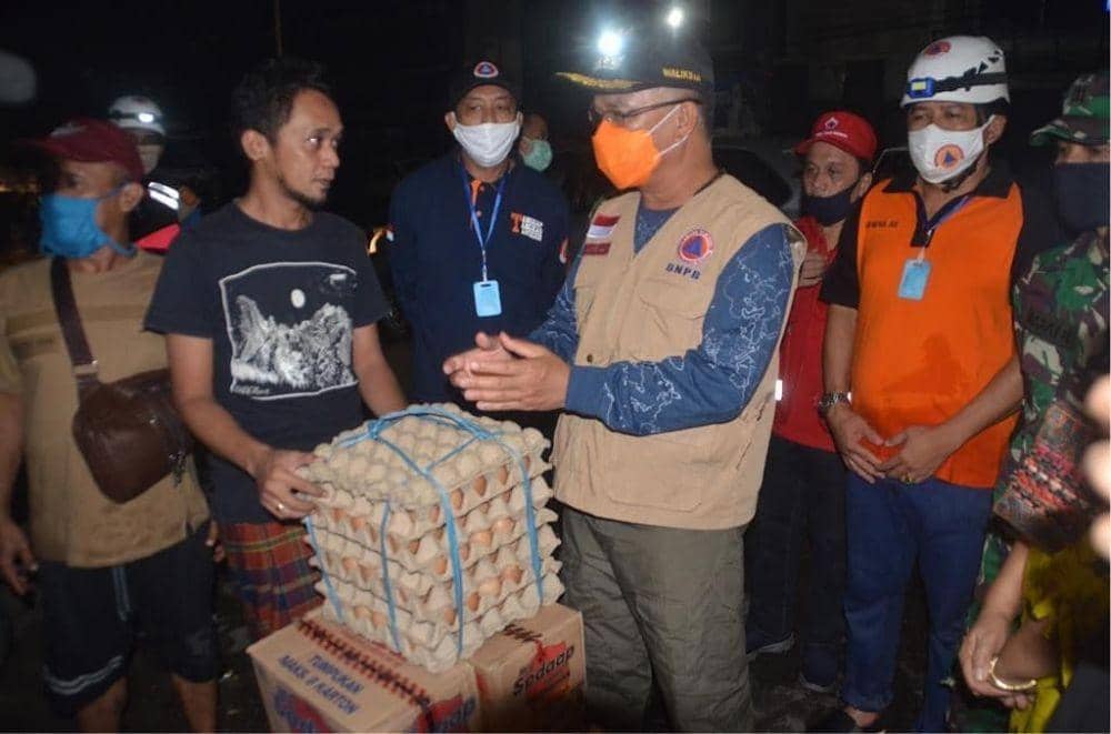 Wali Kota Samarinda Syaharie Jaang saat menyerahkan bantuan kepada warga (Humas Pemkot Samarinda)