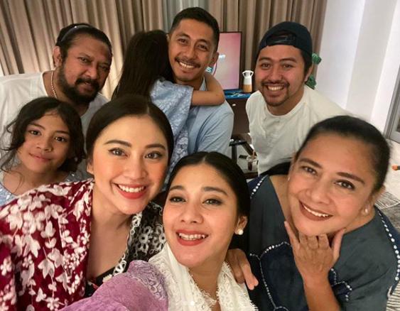 Beda Keyakinan, 9 Momen Penuh Toleransi Lebaran Keluarga Mirdad