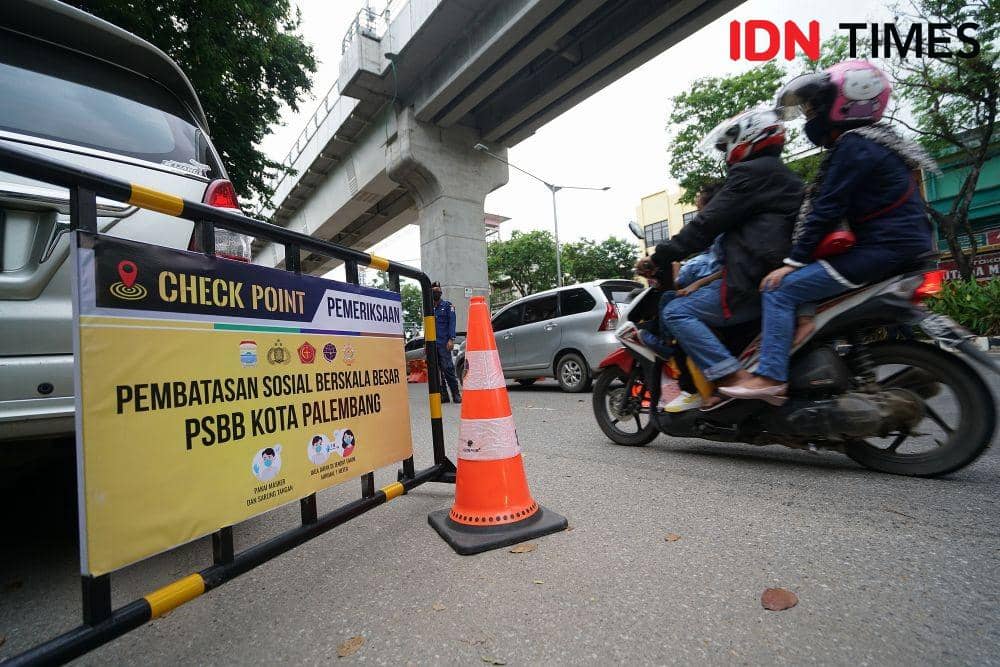 10 Potret Hari Terakhir Sosialisasi PSBB, Ada yang Bawa Buku Nikah