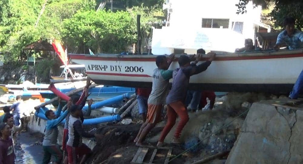 Nelayan Pantai Baron Gunungkidul evakuasi kapal ke tempat yang lebih aman dari terjangan gelombang pasang. IDN Times/Istimewa