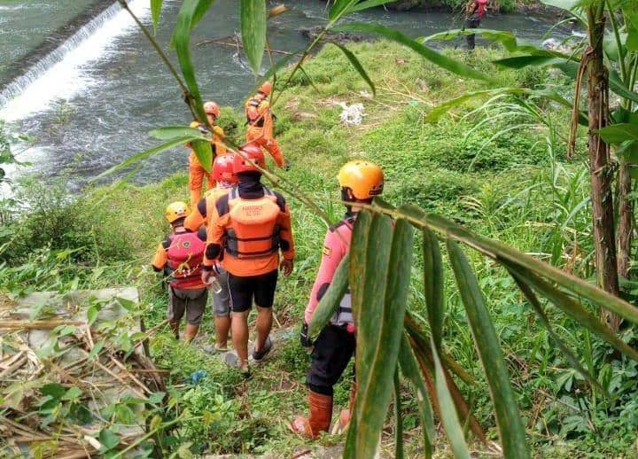Pencarian korban tenggelam di sungai Bedog oleh personil Basarnas DIY. Dok: Basarnas DIY