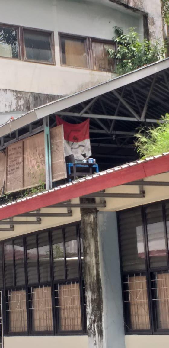 Bendera Merah Putih Bergambar Palu Arit Ditemukan di Unhas