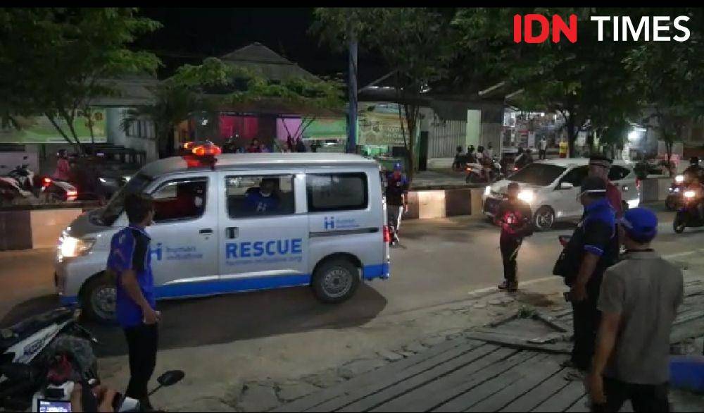 Mobil ambulans yang membawa An, korban tenggelam karena banjir di Samarinda ke rumah sakit Jalan DI Panjaitan (IDN Times/Yuda Almerio)