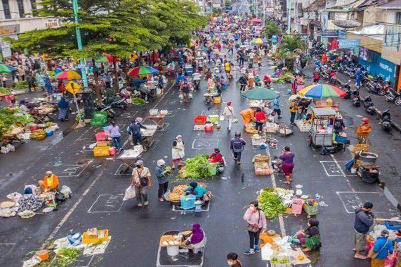 ilustrasi pasar sembako darurat dengan physical distancing (ANTARA/HO-Net)
