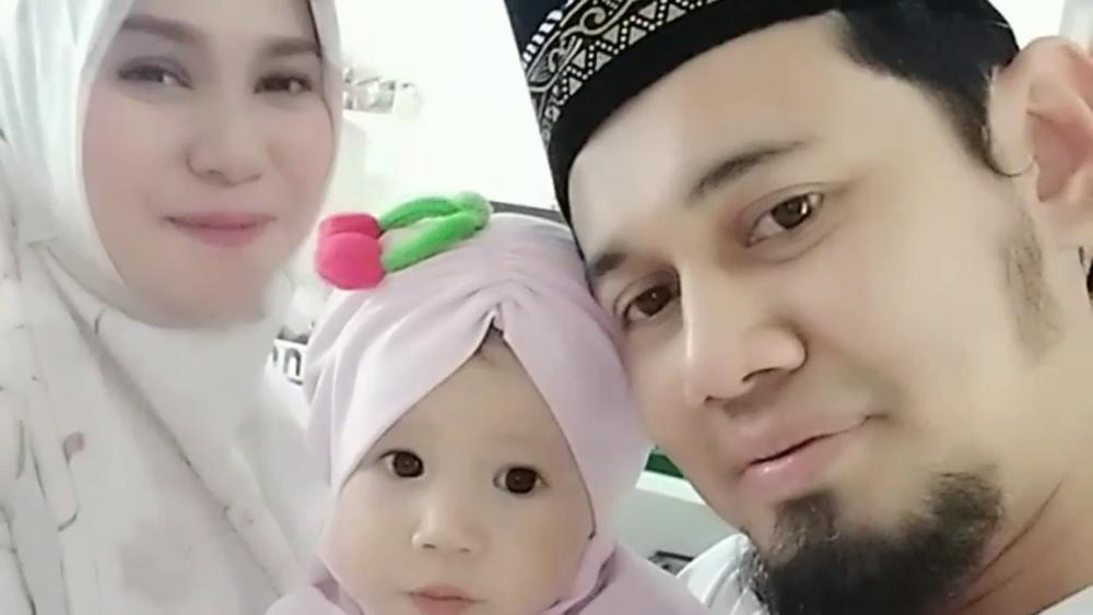 Jarang Diekspos, 10 Potret Kemesraan Ustaz Guntur Bumi & Puput Melati