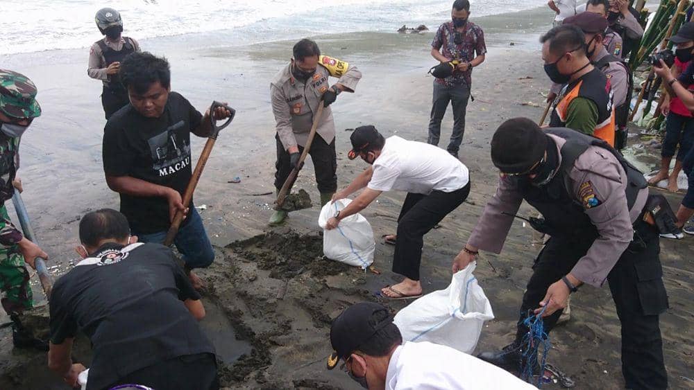 Warga dibantu Polisi dan TNI bergotongroyong isi karung sak, Bramanta Pamungkas