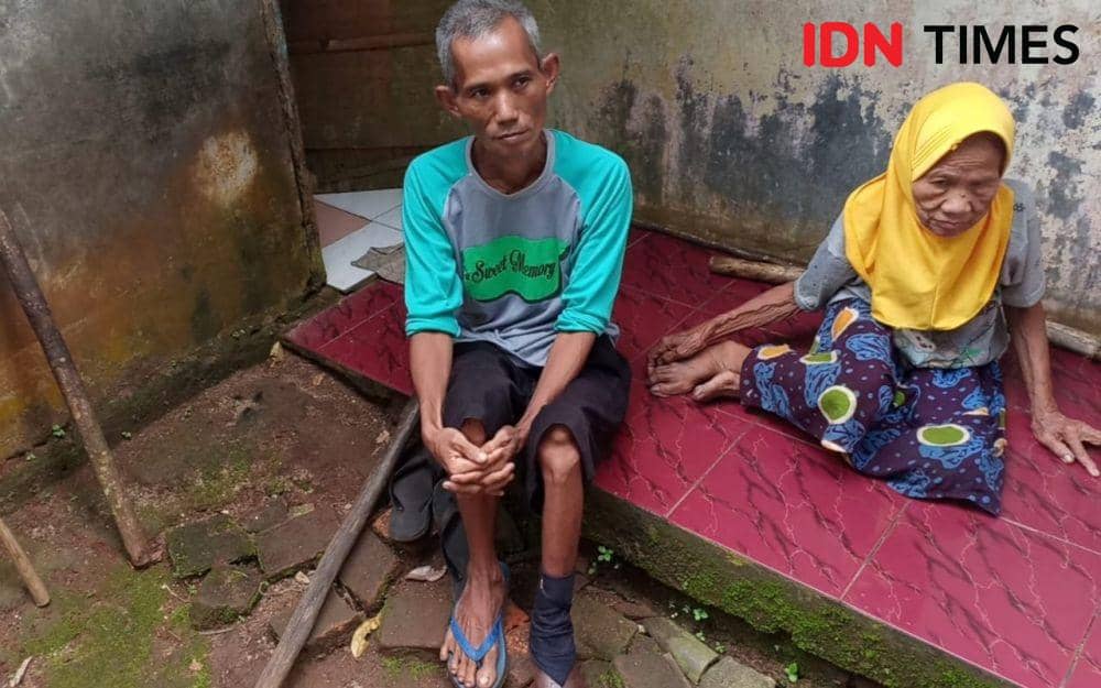 Nenek Sumi Tinggal Bersama Anaknya yang Lumpuh di Rumah Nyaris Ambruk