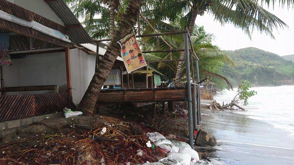 Bangunan di tepi Pantai Sine yang rusak terkena banjir rob, Bramanta Pamungkas
