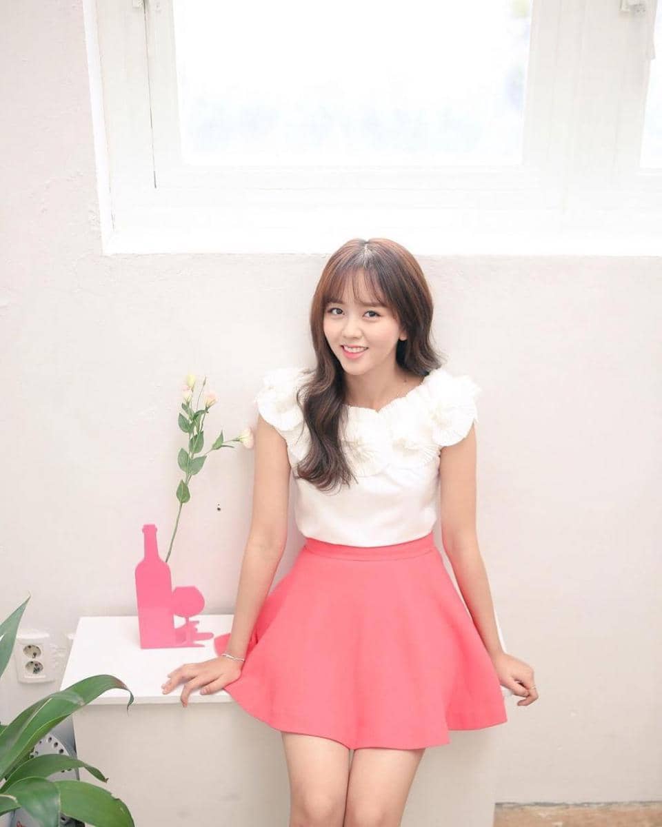 10 Inspirasi Outfit dengan Bawahan Rok ala Kim So Hyun, Feminin Abis!