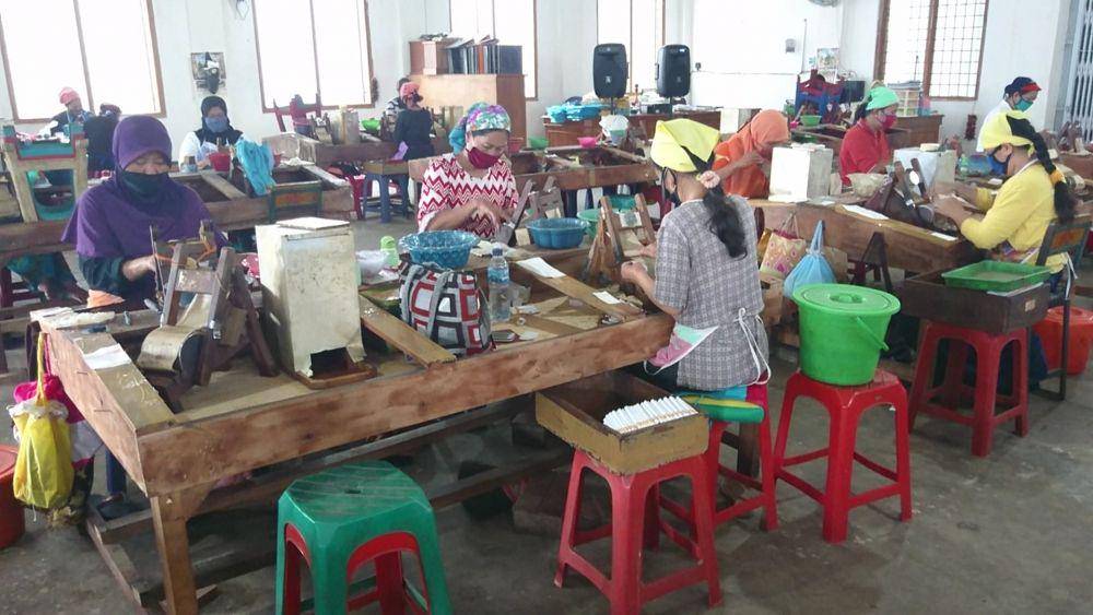 Karyawan pabrik rokok di Tulungagung menjalankan aktivitasnya, Bramanta Pamungkas