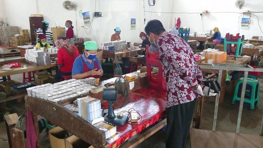 Karyawan pabrik rokok di Tulungagung menjalankan aktivitasnya, Bramanta Pamungkas