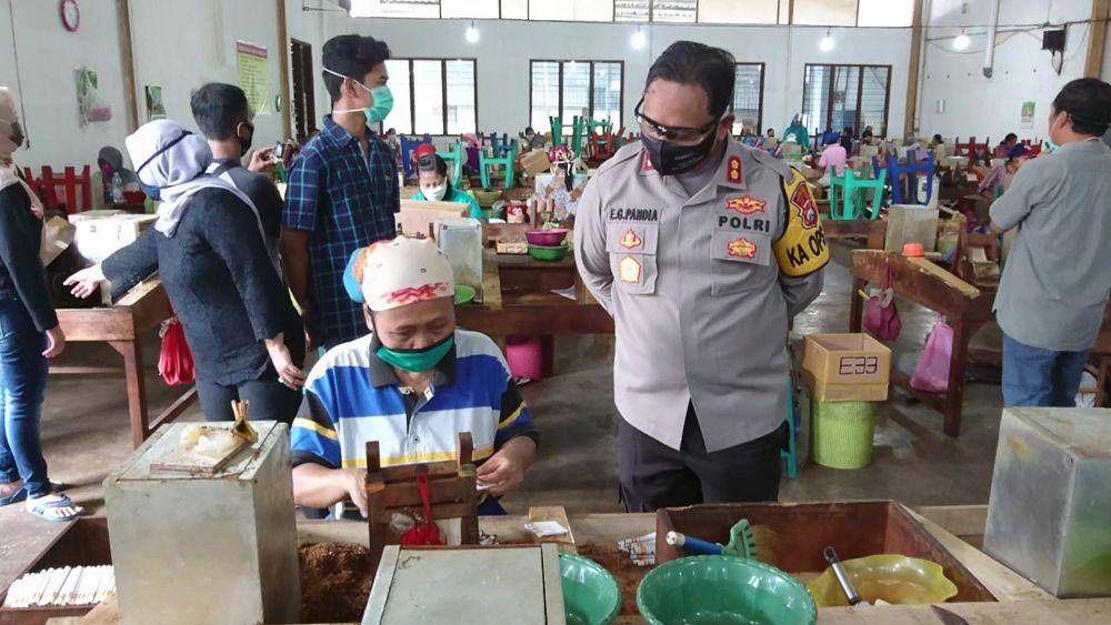 Karyawan pabrik rokok di Tulungagung menjalankan aktivitasnya, Bramanta Pamungkas