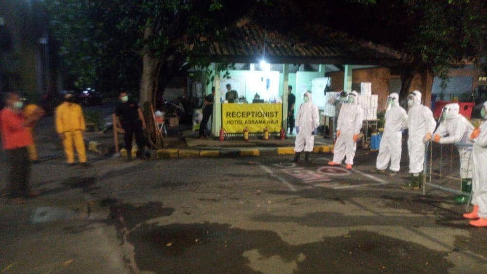 Mobil laboratorium pinjaman BNPB dan BIN di Asrama Haji Surabaya. Dok Humas Pemkot Surabaya.
