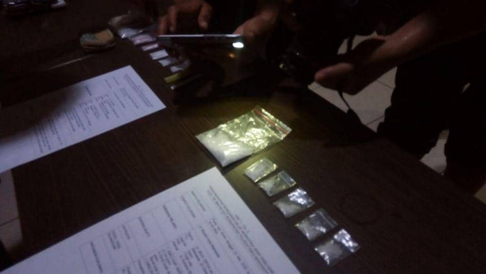 Barang bukti sabu yang diamankan dari tangan tiga pengedar termasuk pasutri di Makassar dalam eskpos di Mako Polrestabes Makassar. IDN Times/Istimewa