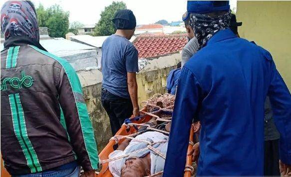 Petugas pemadam kebakaran Jakarta Timur bersama warga mengevakuasi seorang penderita stroke yang terjebak di lantai dua rumahnya Jalan Olahraga RT11 RW02 Batu Ampar, Kecamatan Kramat Jati, Kamis (28/5/2020). ANTARA/HO-Damkar Jaktim/a
