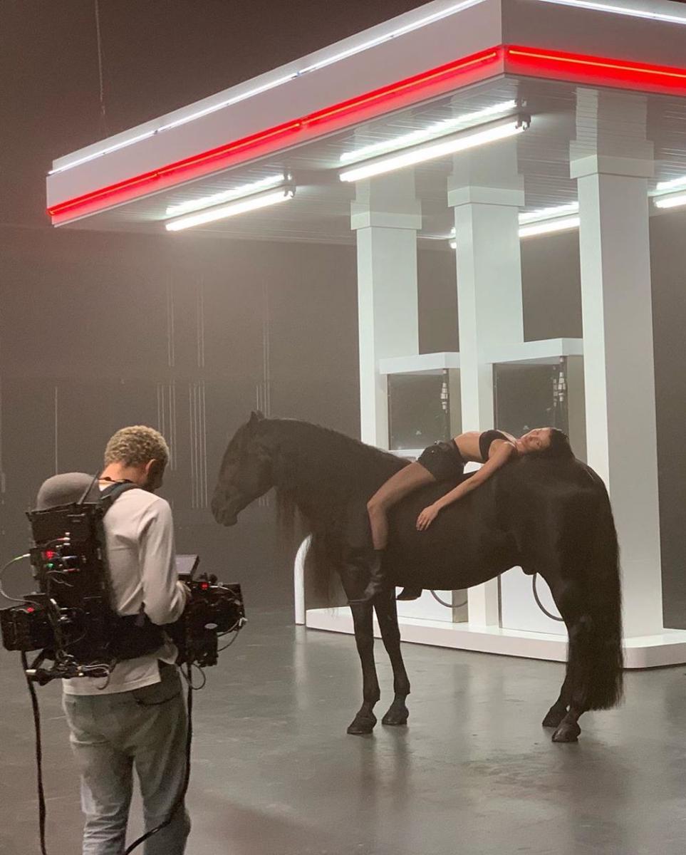 instagram.com/bellahadid
