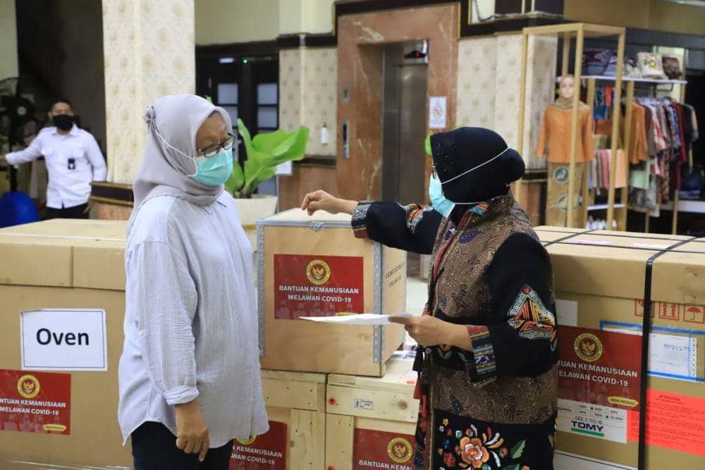 Wali Kota Surabaya, Tri Rismaharini saat menerima bantuan di Balaikota, Kamis (28/5). Dok.Humas Pemkot Surabaya