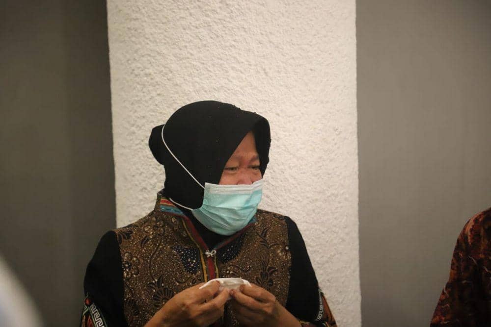 Dapat Bantuan Ribuan Alkes dari BIN, Risma Menangis