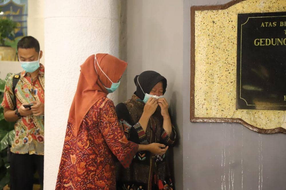 Wali Kota Surabaya, Tri Rismaharini saat menerima bantuan di Balaikota, Kamis (28/5). Dok.Humas Pemkot Surabaya