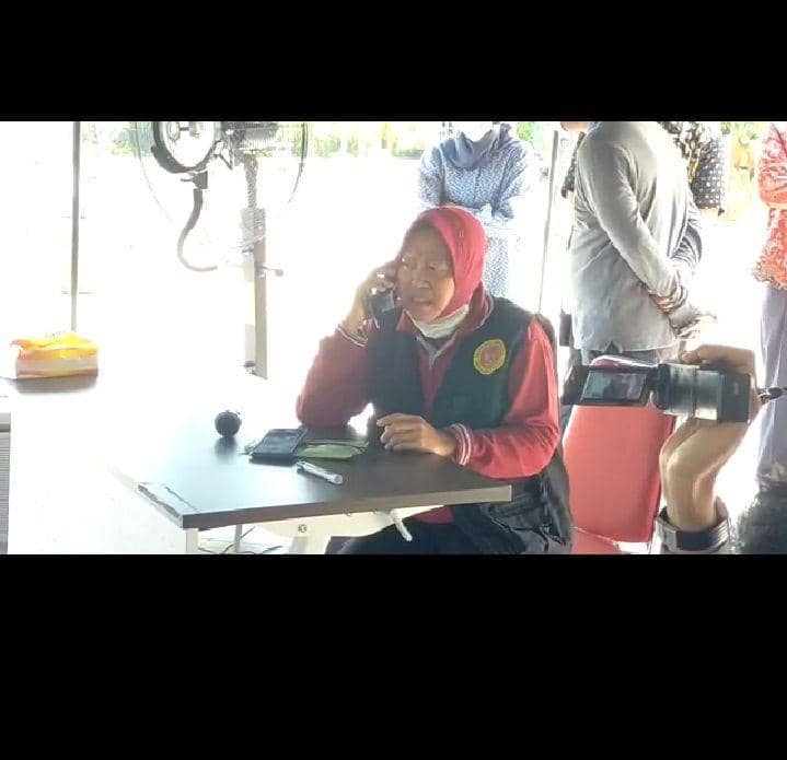 Wali Kota Surabaya, Tri Rismaharini marah karena mobil PCR dialihkan untuk daerah lain.